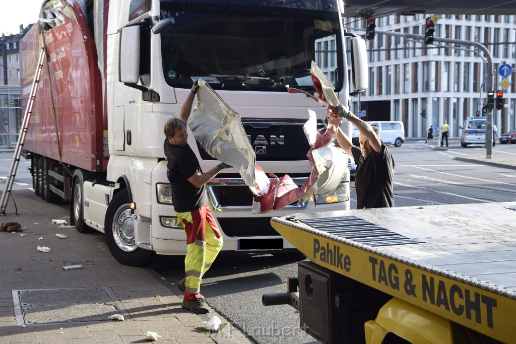 LKW blieb unter Bruecke haengen Koeln Deutz Opladenerstr Deutz Muelheimerstr P151.JPG - Miklos Laubert